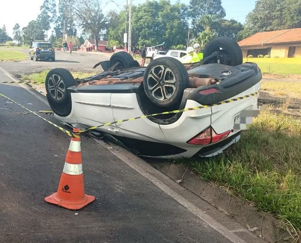 Carro carregado com 290 kg de maconha capota e motorista foge para hotel após acidente