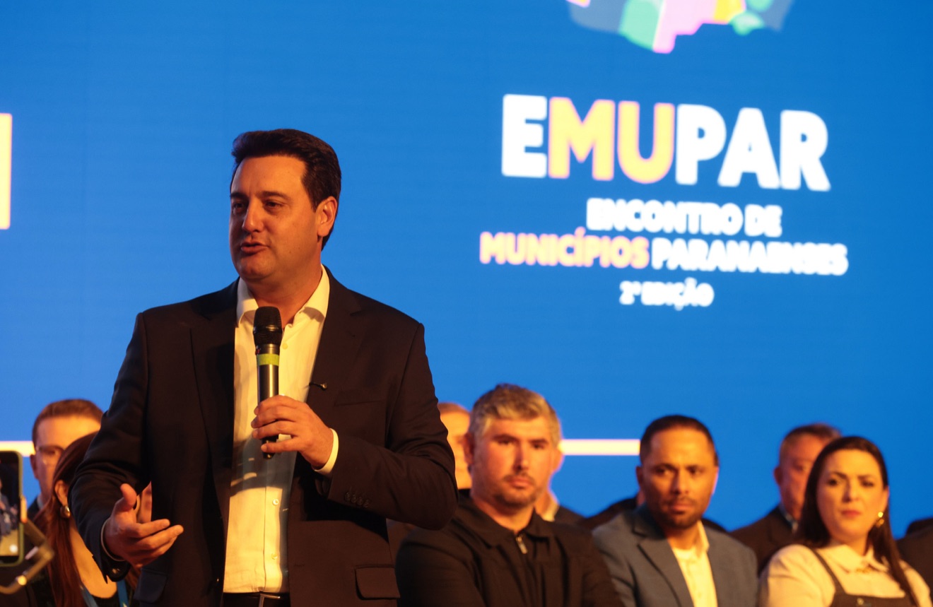 Governador destaca parceria com municípios na posse da nova diretoria da AMP