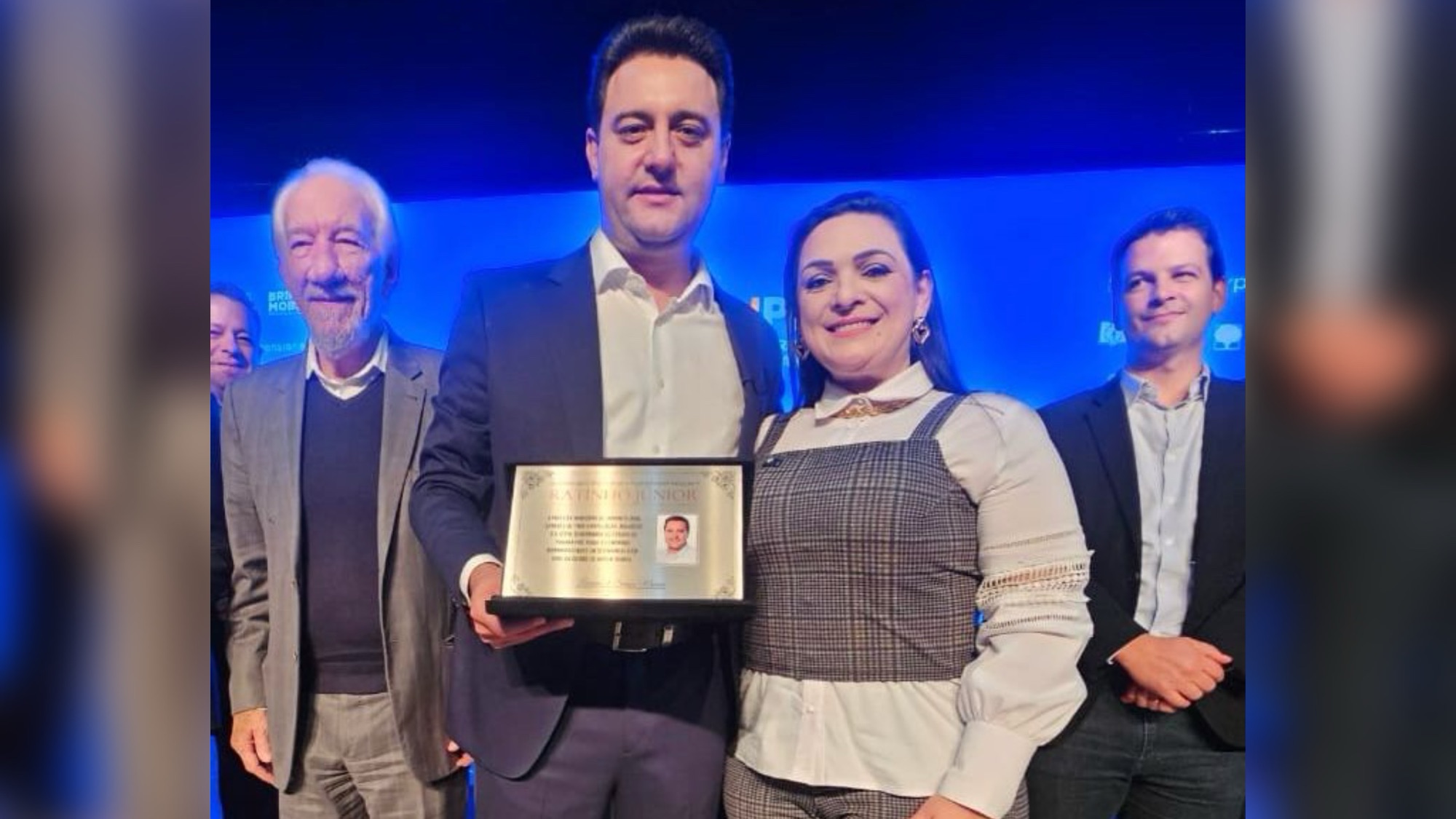 Elisangela representa prefeitos ao discursar na posse da AMP, em Curitiba