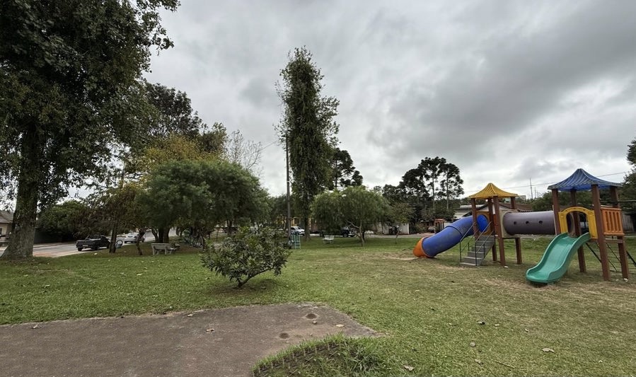 Diego Silva solicita construção de calçada na praça da UBS do Jardim Brasília, em Carambeí