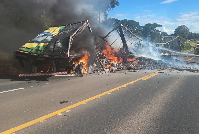 Caminhões pegam fogo após batida em grave acidente na BR-373