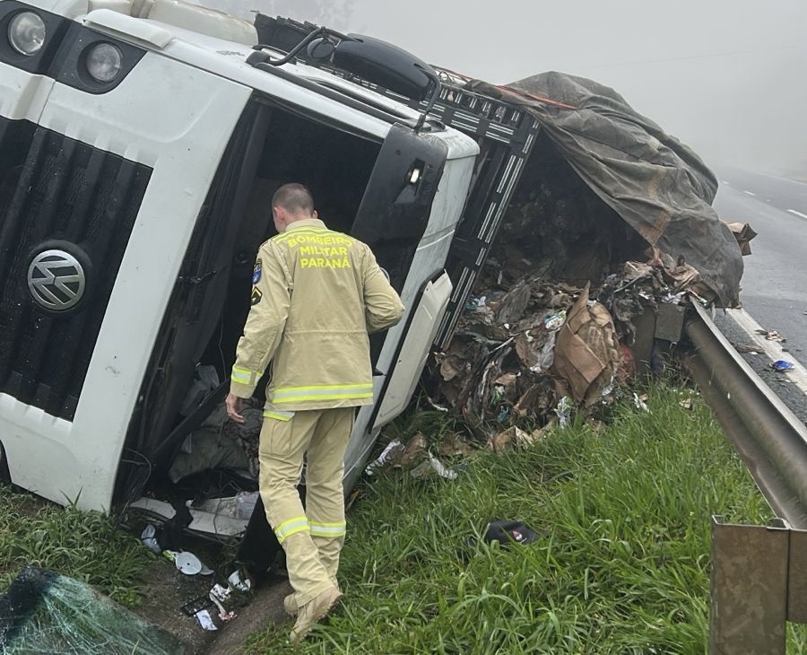 Caminhão tomba na PR-151 e deixa passageira com ferimentos leves