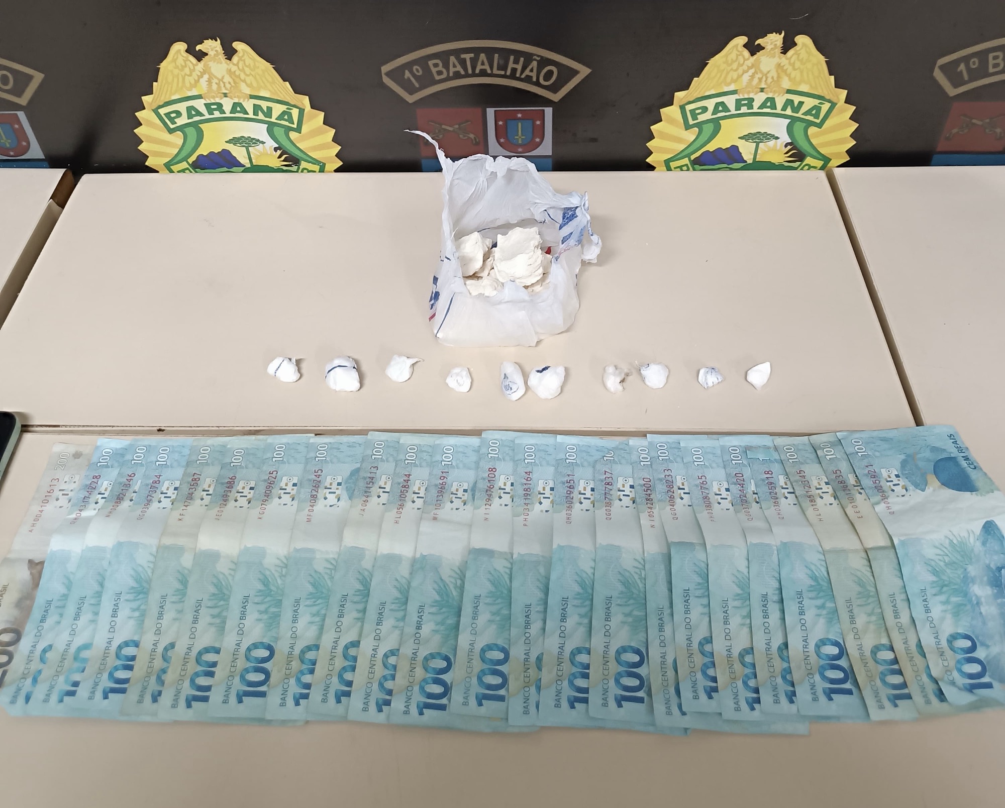 Polícia Militar apreende drogas e dinheiro durante abordagem na região