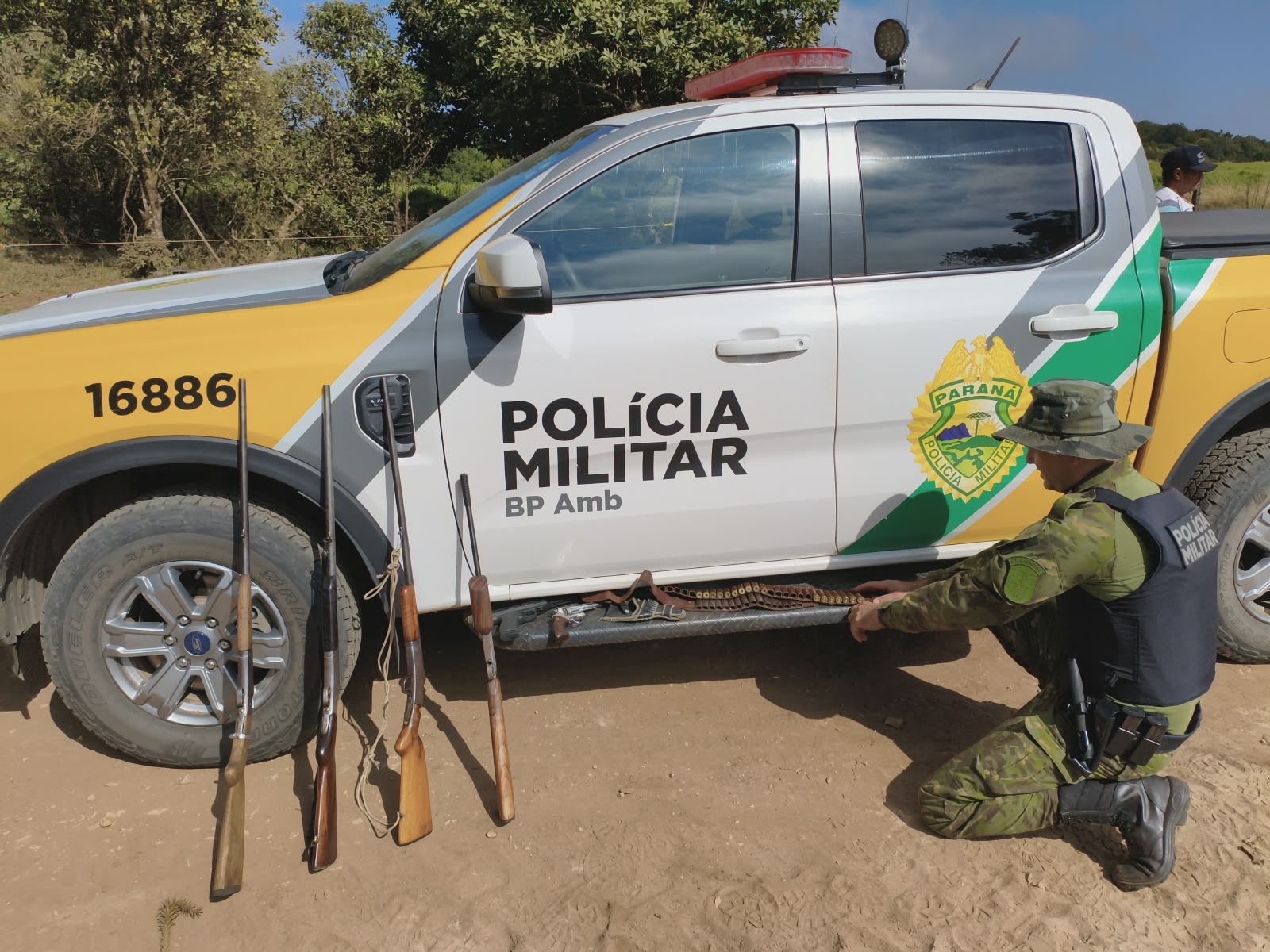 Três homens são presos por porte ilegal de armas durante ação ambiental