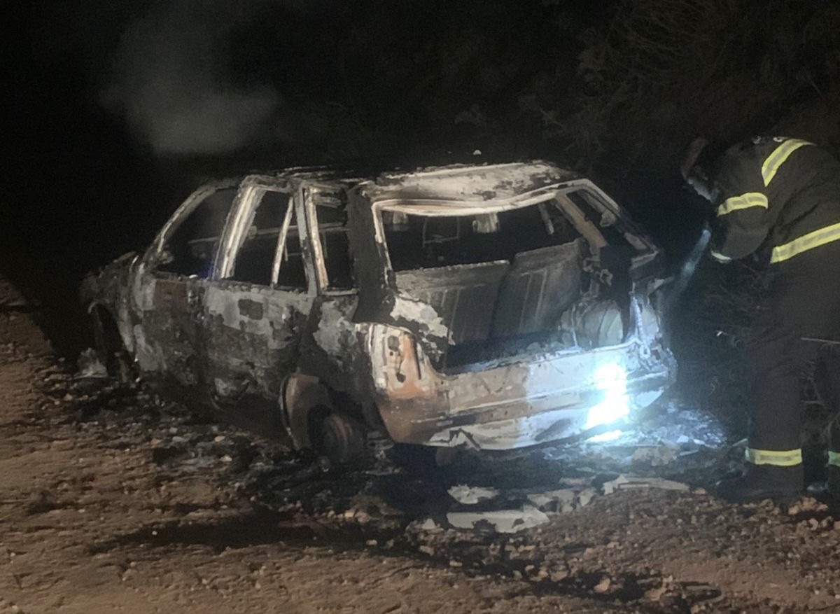 Mistério: veículo é encontrado completamente queimado em Carambeí