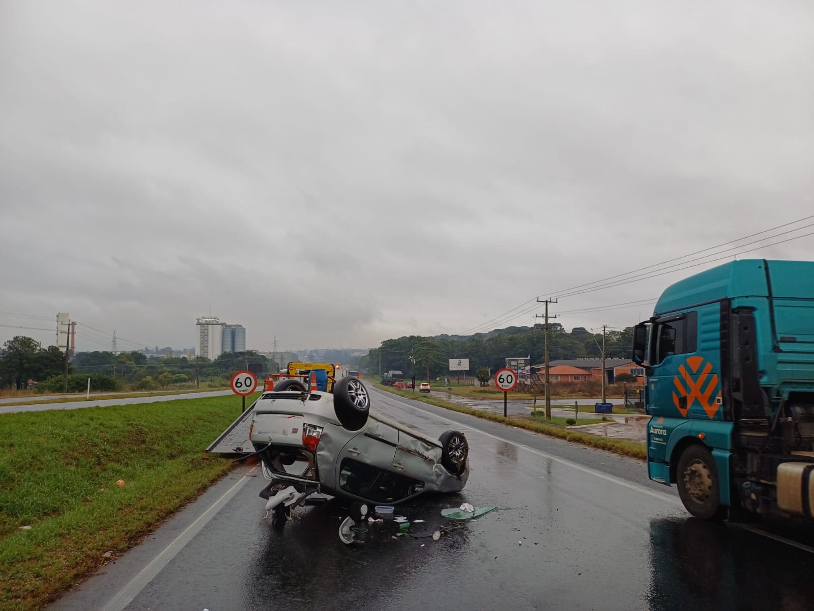 Colisão lateral seguida de capotamento deixa ferido na BR-376, em Ponta Grossa