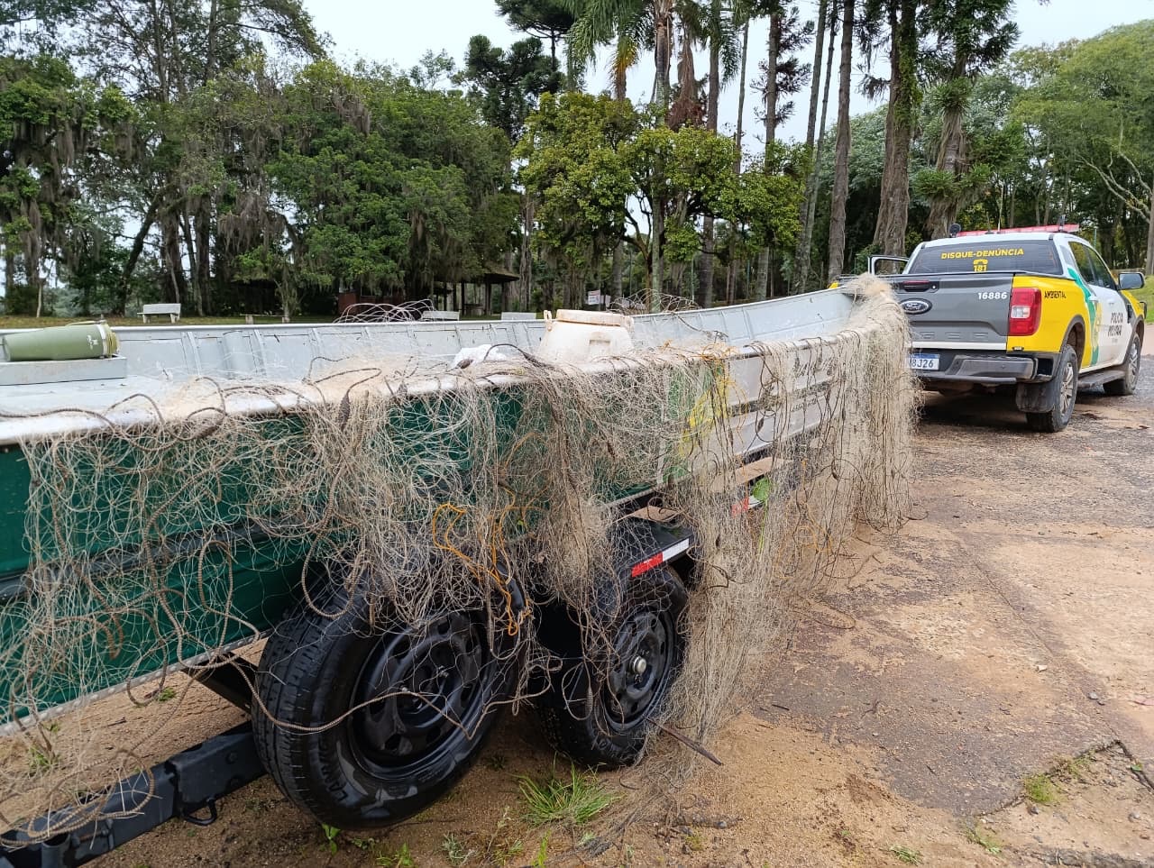 Operação ambiental em Carambeí resulta na apreensão de redes de pesca