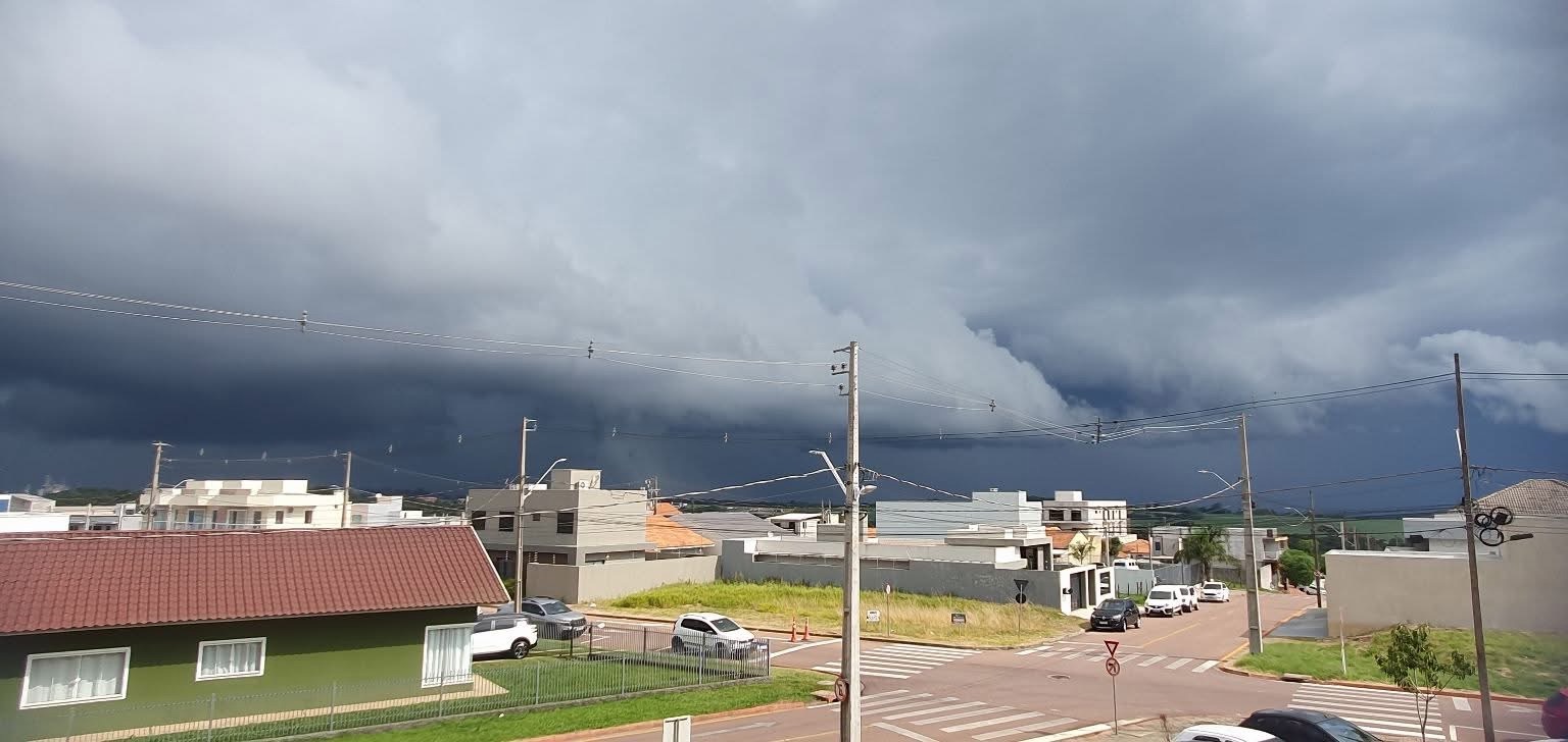 Fim de semana de mudança no tempo: calor dá lugar a pancadas de chuva no Paraná