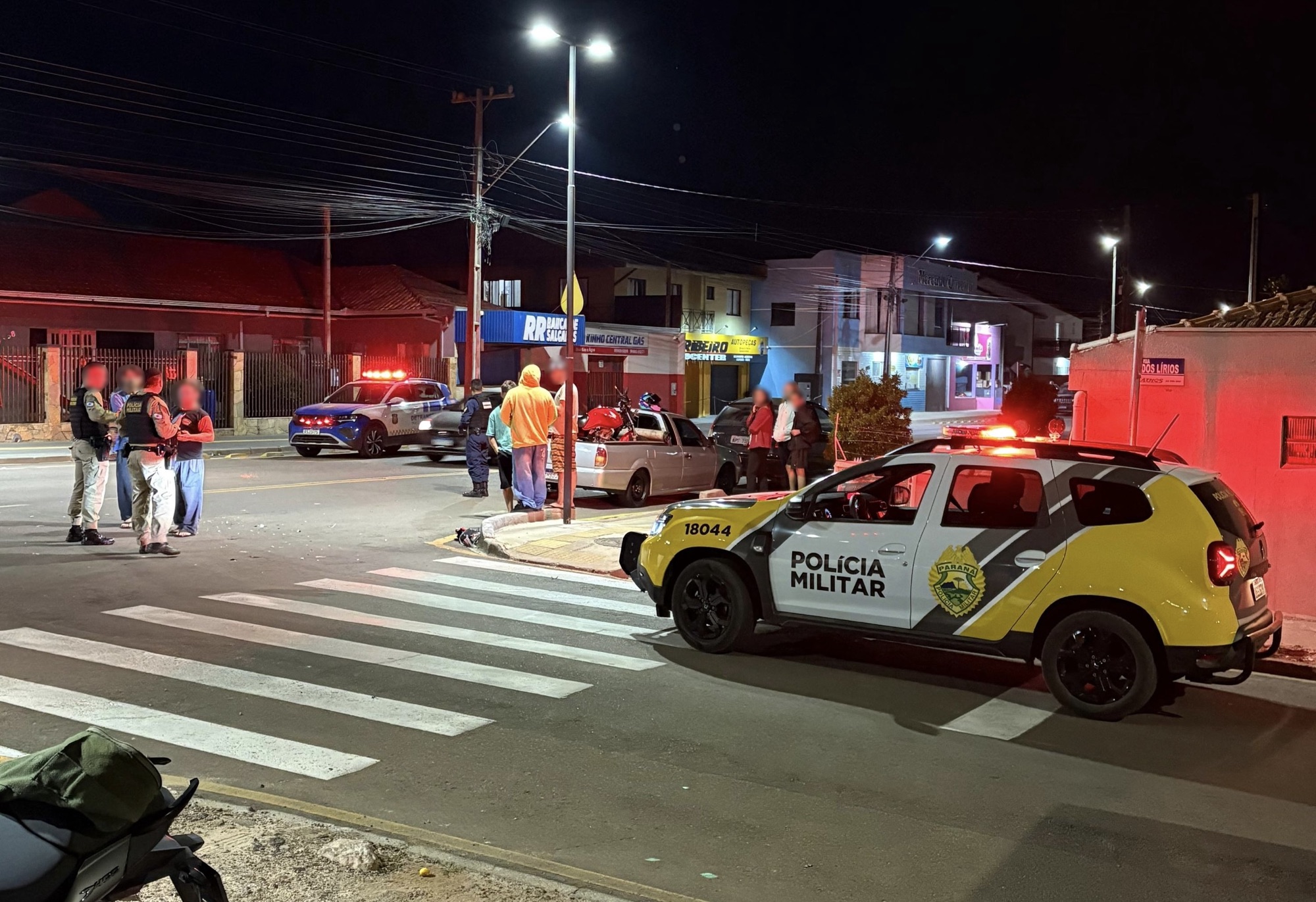 Colisão entre carro e motocicleta deixa jovem ferido em Carambeí