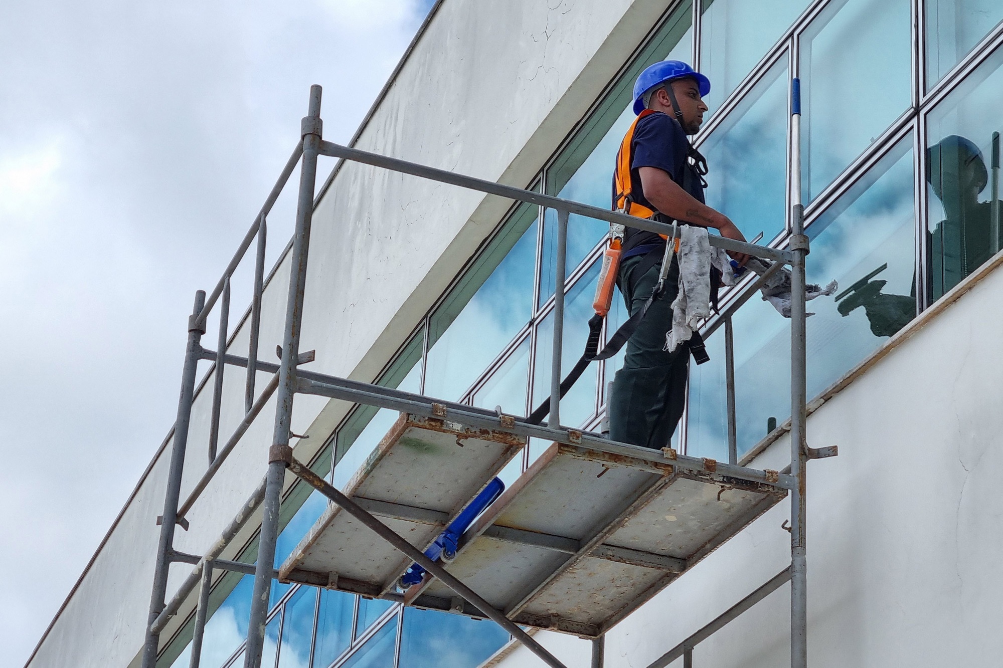 Paraná cria 15,8 mil empregos com carteira assinada em março e supera 56 mil vagas no ano