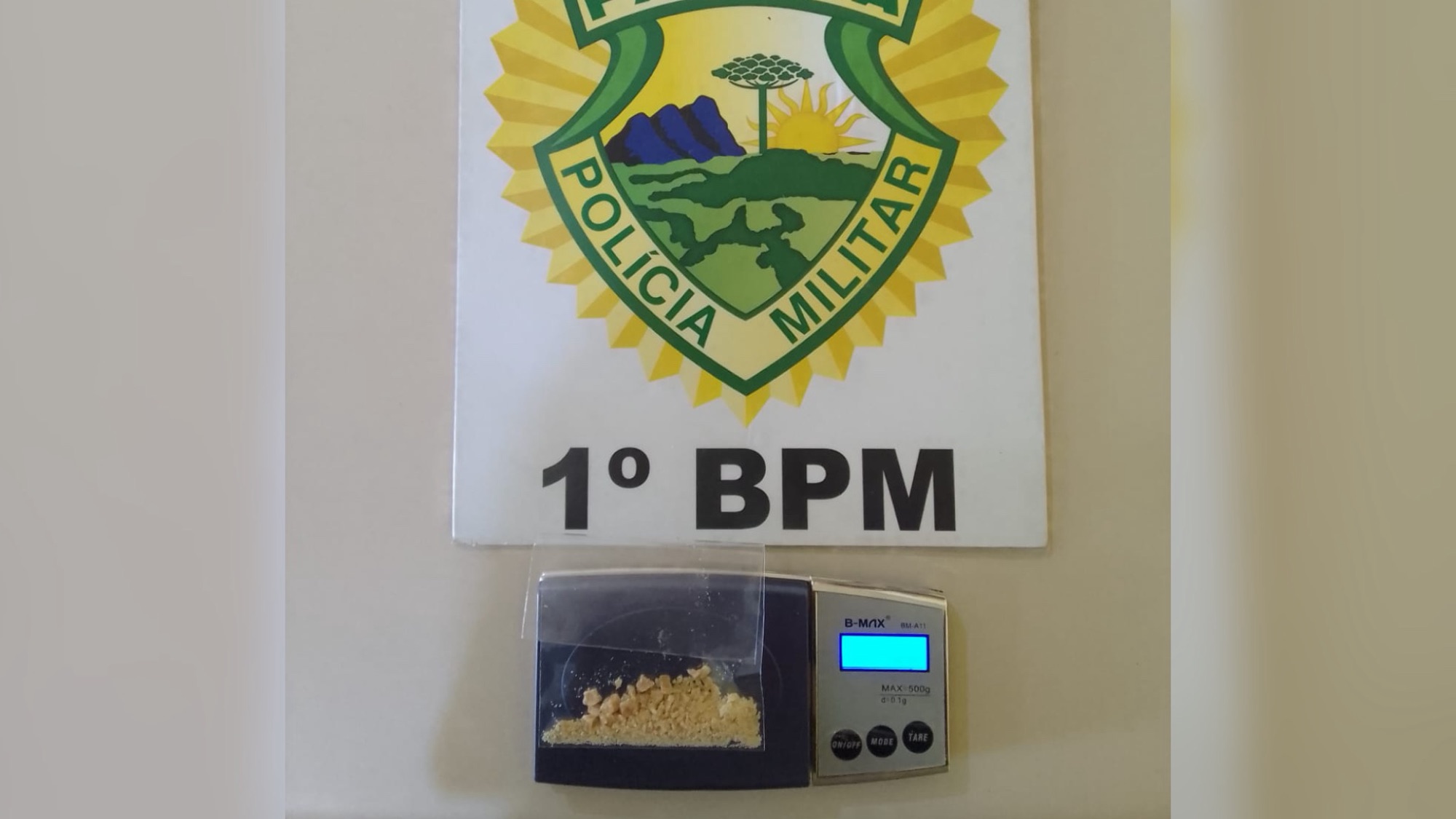 Polícia Militar flagra suspeito de tráfico e apreende drogas em Carambeí