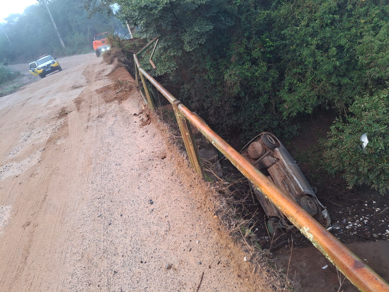 Carro sai da pista e cai às margens do Rio Pitangui em Carambeí