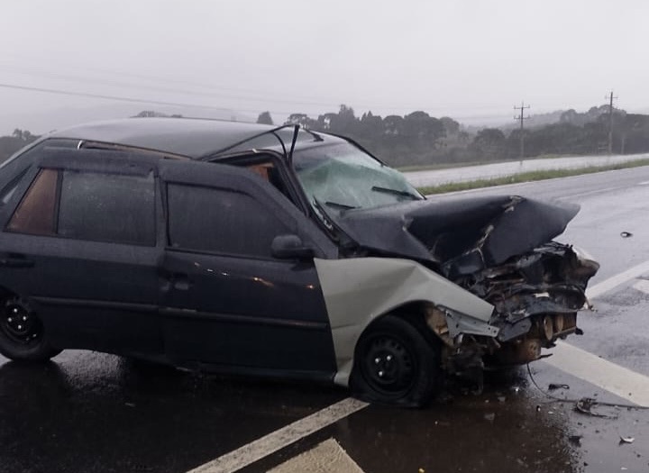 Motorista fica ferido após bater contra defensa metálica na PR-151