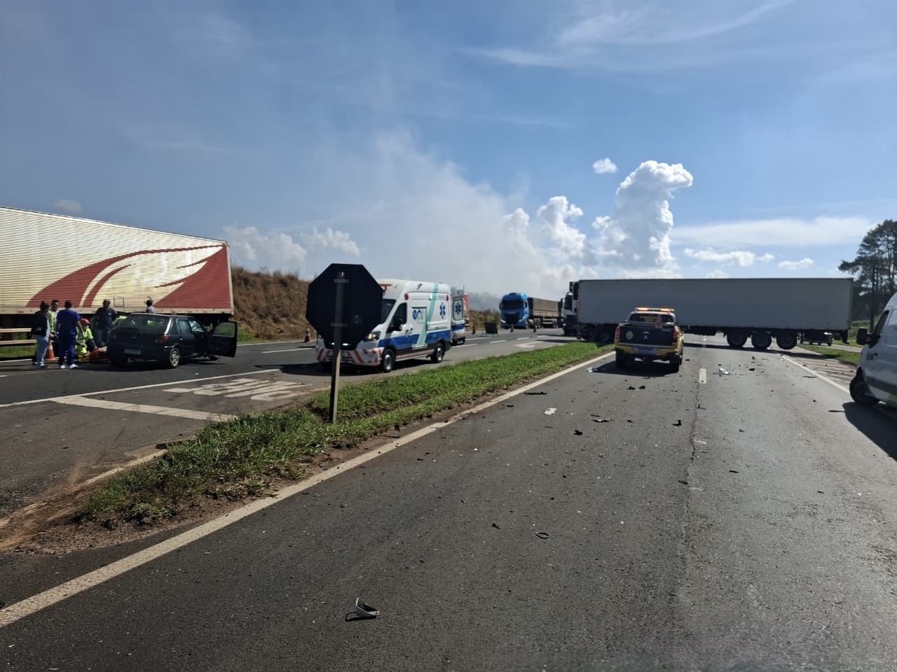 Colisão entre carro e caminhão deixa vítima grave na PR-151