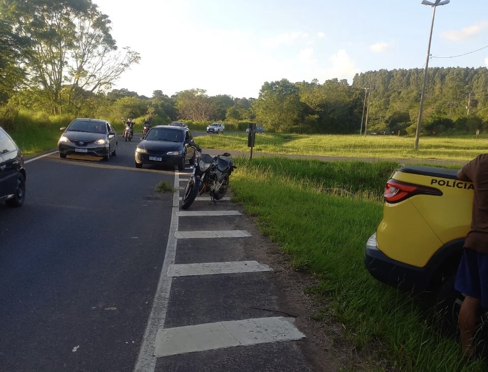 Carro de Carambeí se envolve em acidente com motocicleta na PR-151