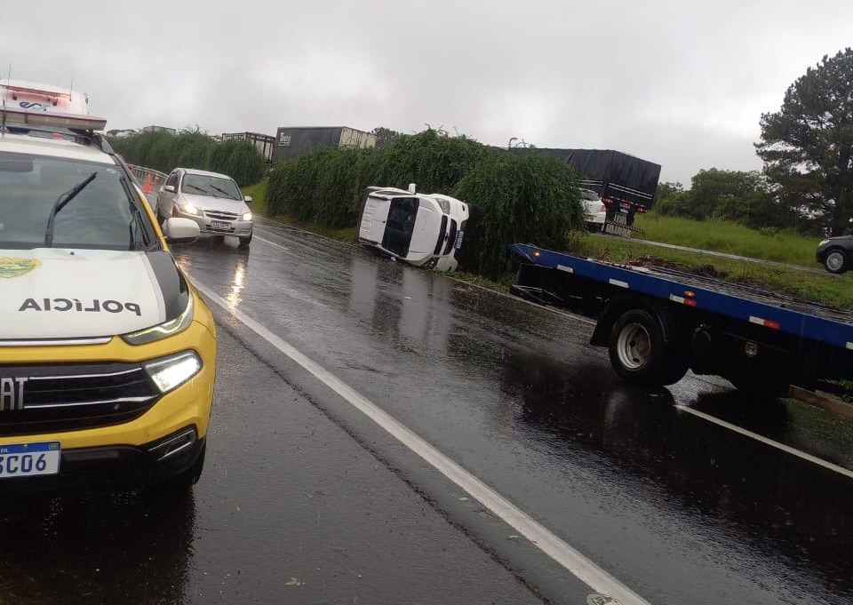 Motorista fica ferida após tombamento na PR-151, em Carambeí