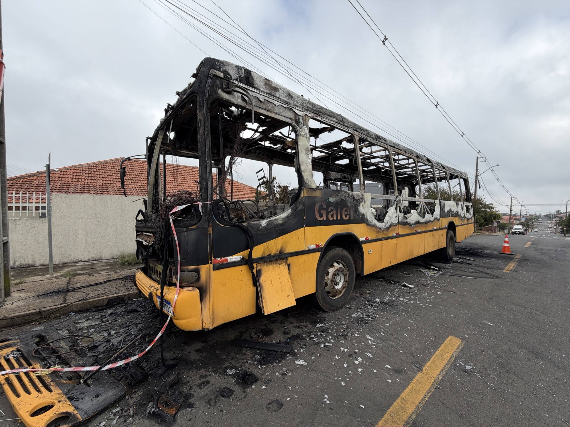 Polícia Civil de Carambeí trata incêndio em ônibus como suspeita de ação criminosa