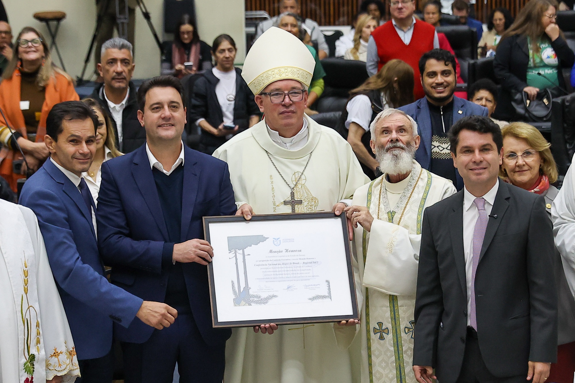 Ratinho Junior participa de homenagem a lideranças católicas na Alep