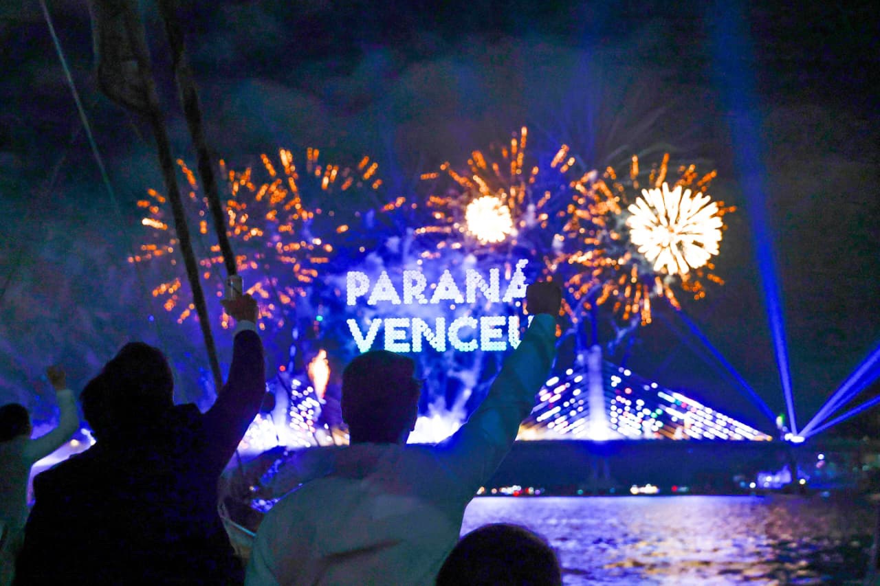 Show de luzes, drones e música emociona o público e celebra entrega da Ponte de Guaratuba