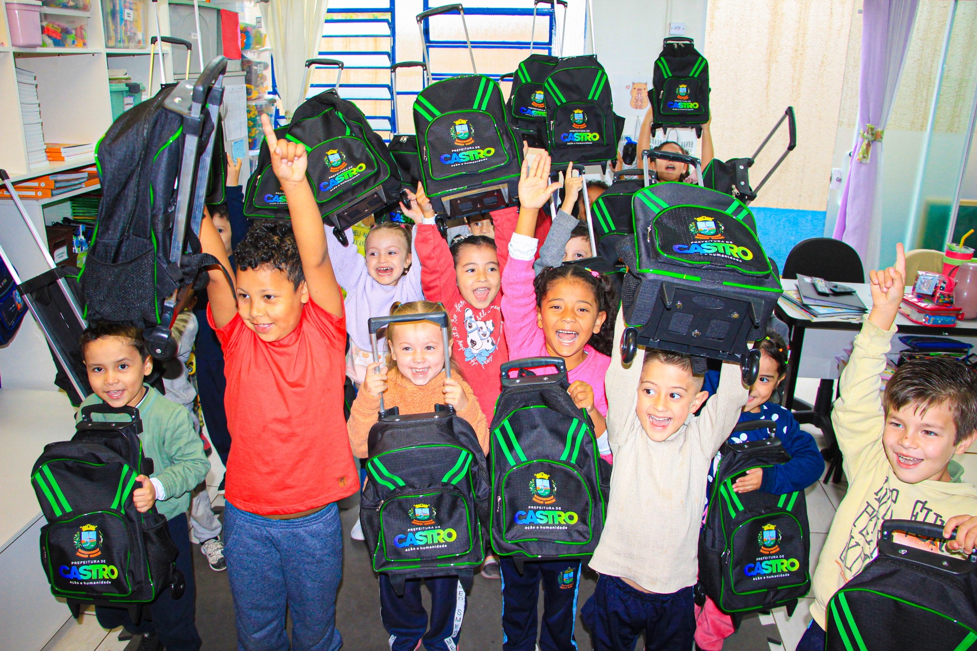 Prefeitura distribui mochilas com rodinhas para toda a rede municipal de Castro