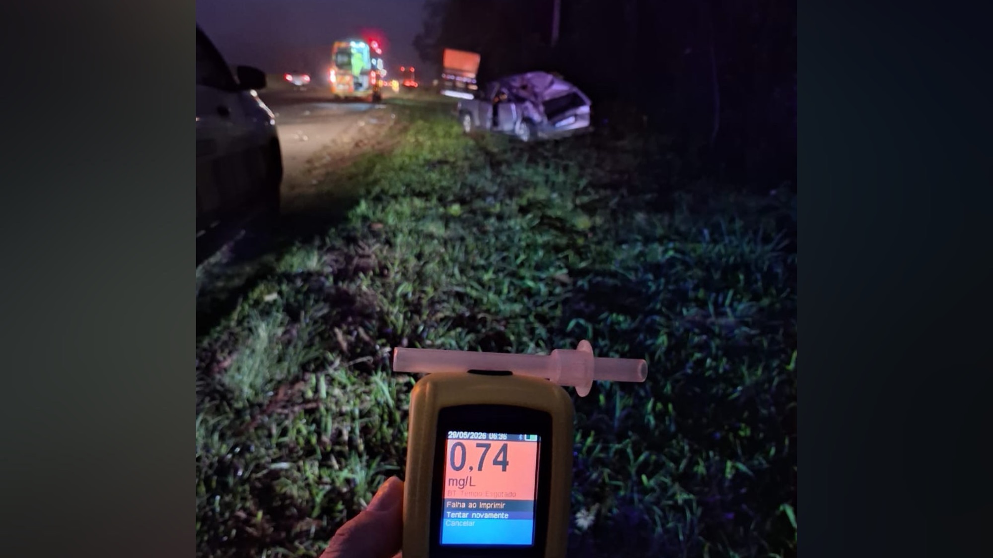 Veículo de Carambeí colide contra caminhão na BR-376; motorista é preso