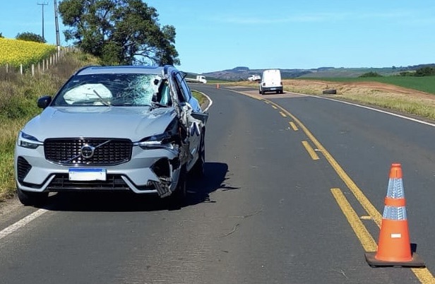 Idoso fica ferido em acidente entre SUV e caminhão na região
