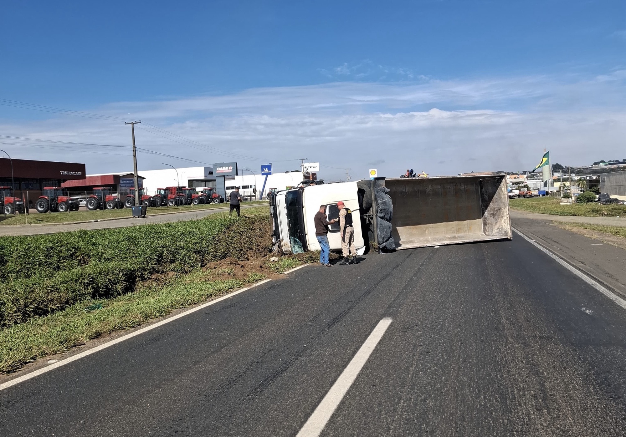 Caminhão tomba no trecho entre Ponta Grossa e Carambeí