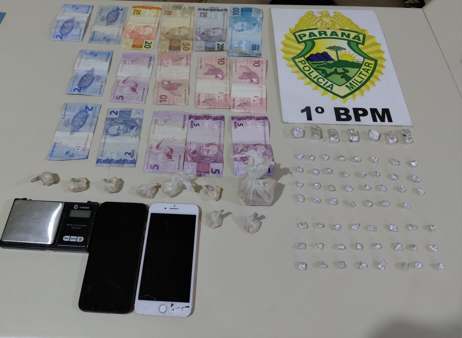 Polícia Militar prende dois foragidos e apreende drogas em Carambeí