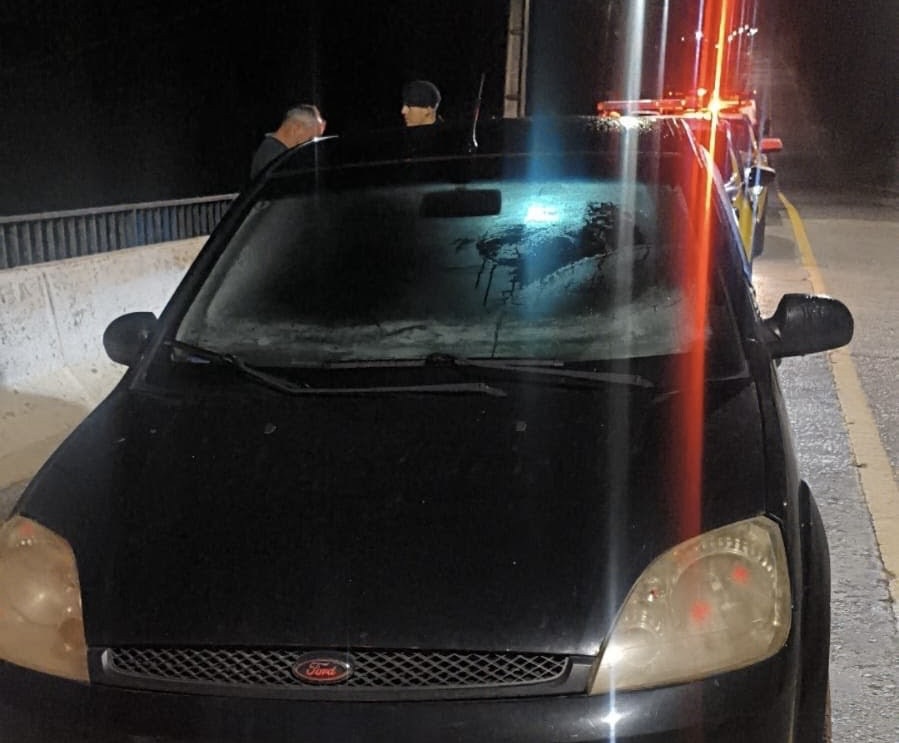 Homem bate carro em viaduto e amigo que foi ajudar também acaba preso por embriaguez na região