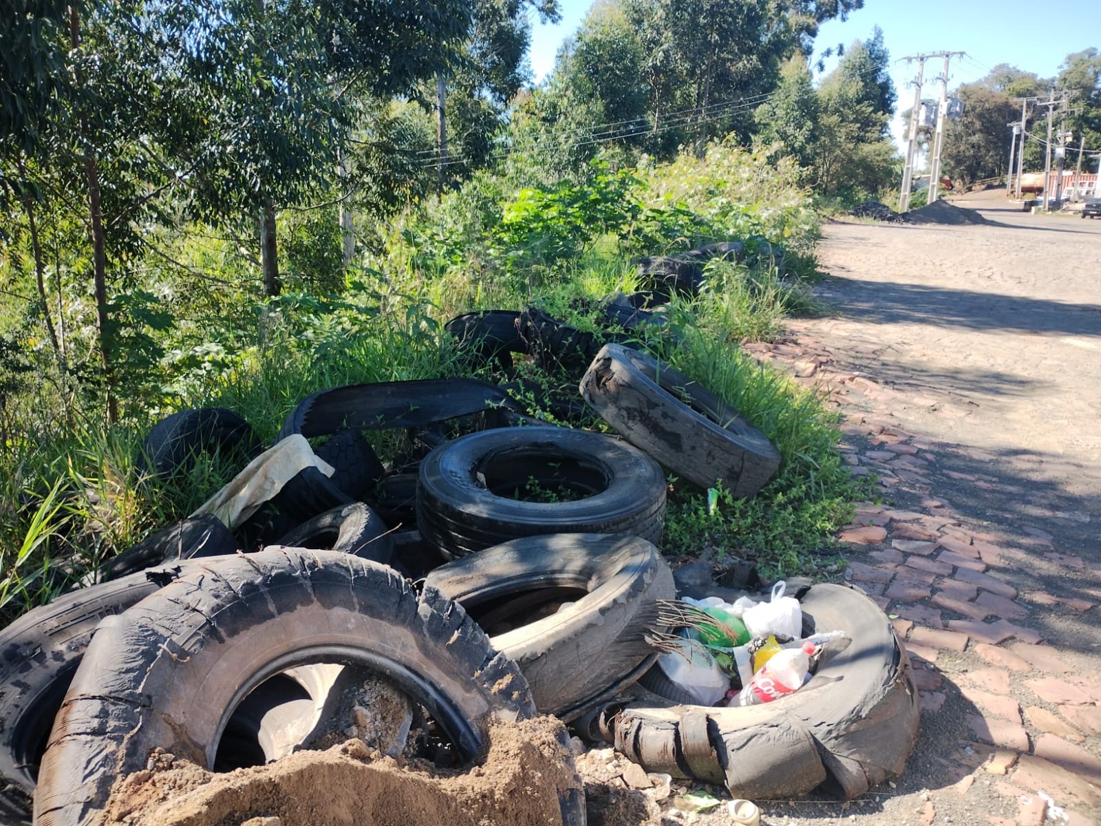 Polícia Ambiental aplica multa de R$ 5 mil por descarte irregular de pneus na região