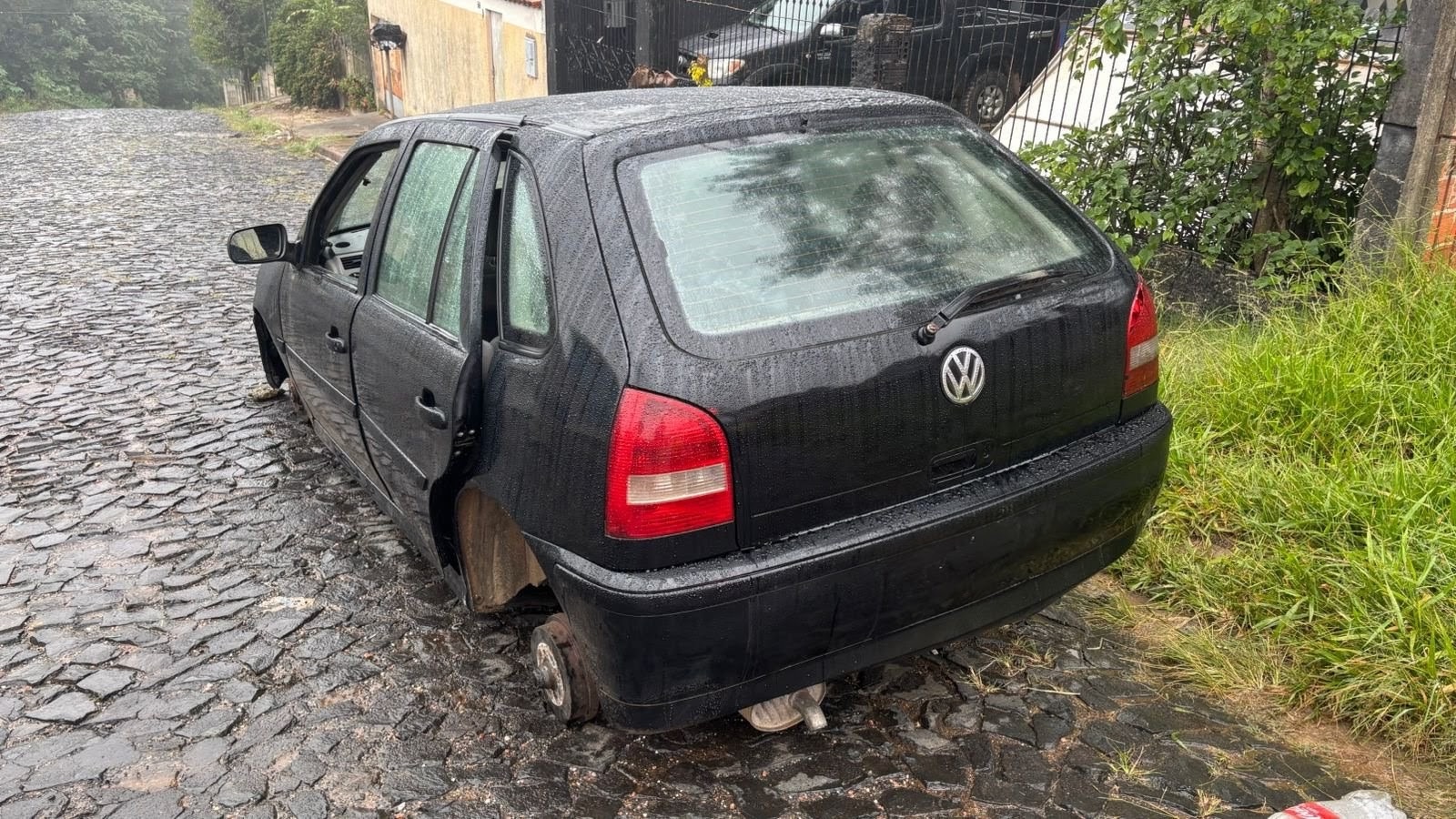 Polícia Militar recupera veículo furtado abandonado na região