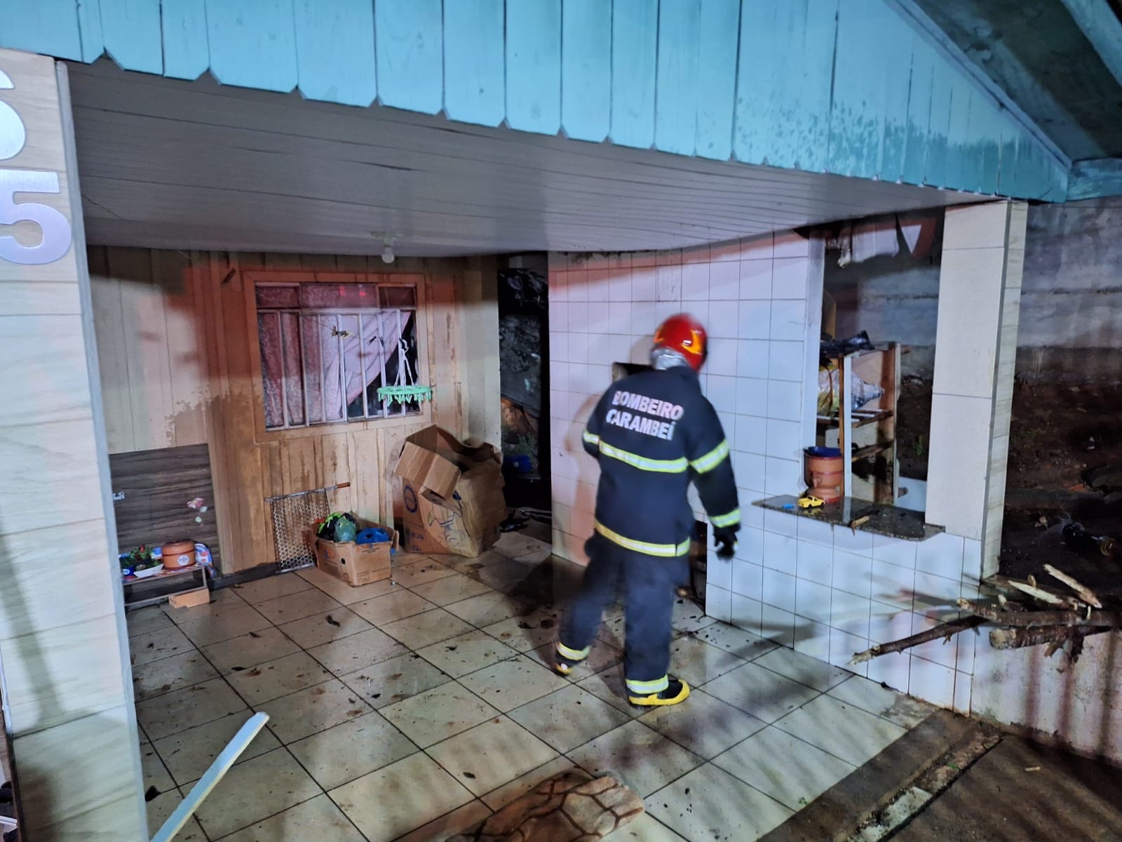 Ação rápida evita incêndio de grandes proporções em residência de Carambeí