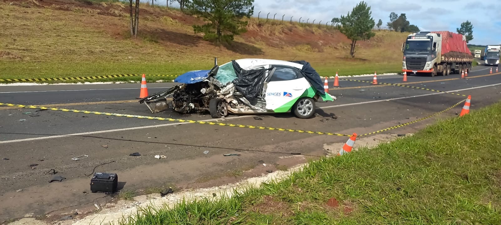 Colisão frontal na PR-151 deixa um morto e uma mulher ferida