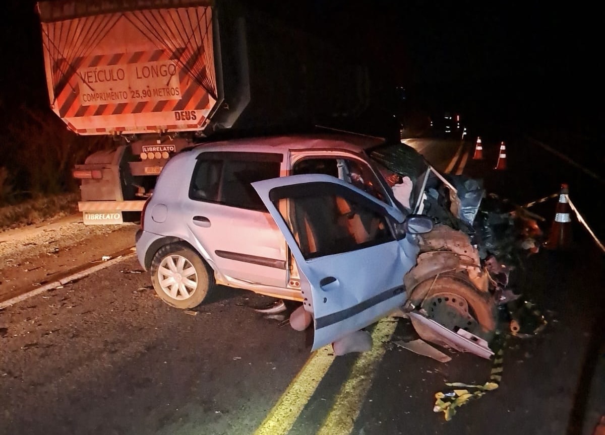 Motorista morre em colisão frontal entre carro e caminhão na região