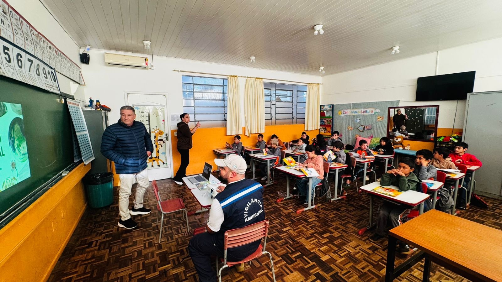 Ação conjunta leva conscientização ambiental e prevenção à dengue para escolas de Carambeí