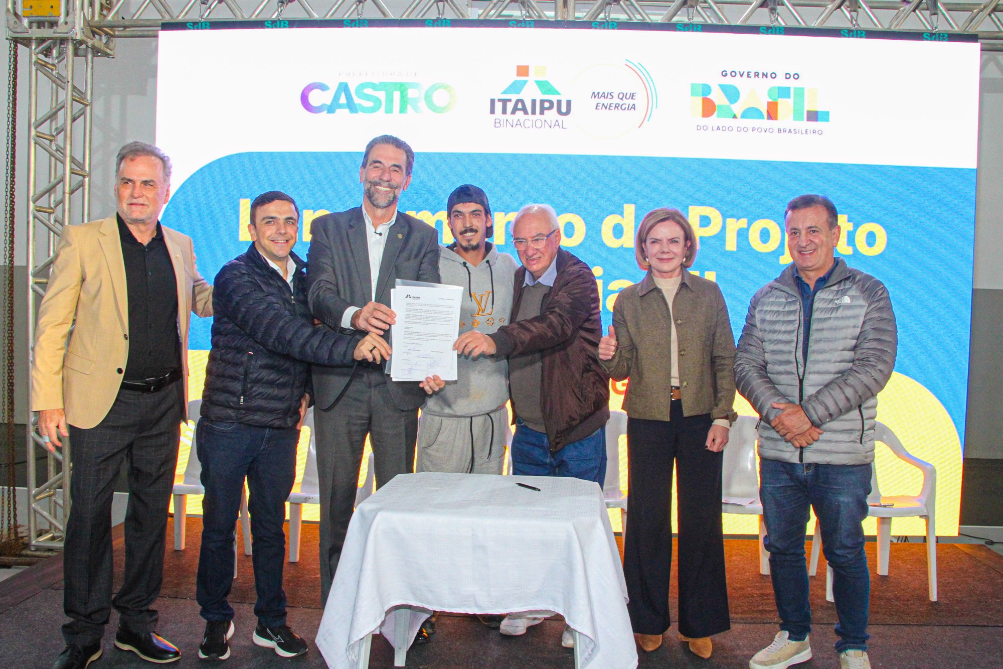 &nbsp;Castro avança na habitação e anuncia construção de 160 casas populares