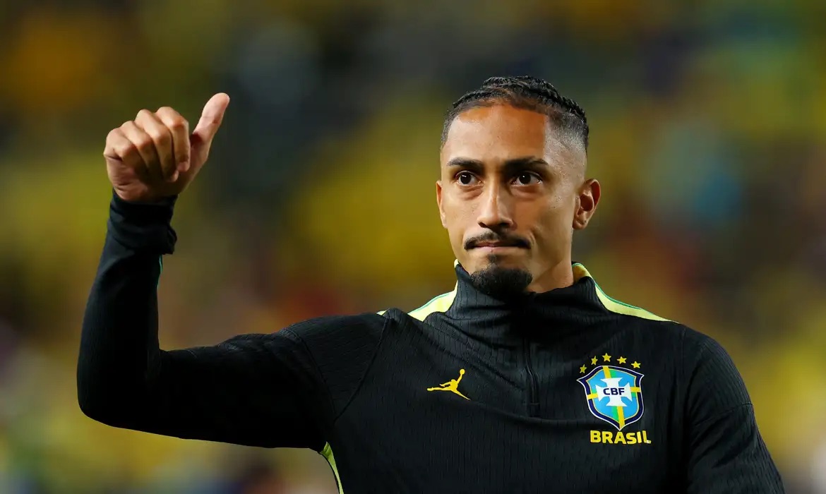 Raphinha sente dores na coxa direita e será reavaliado