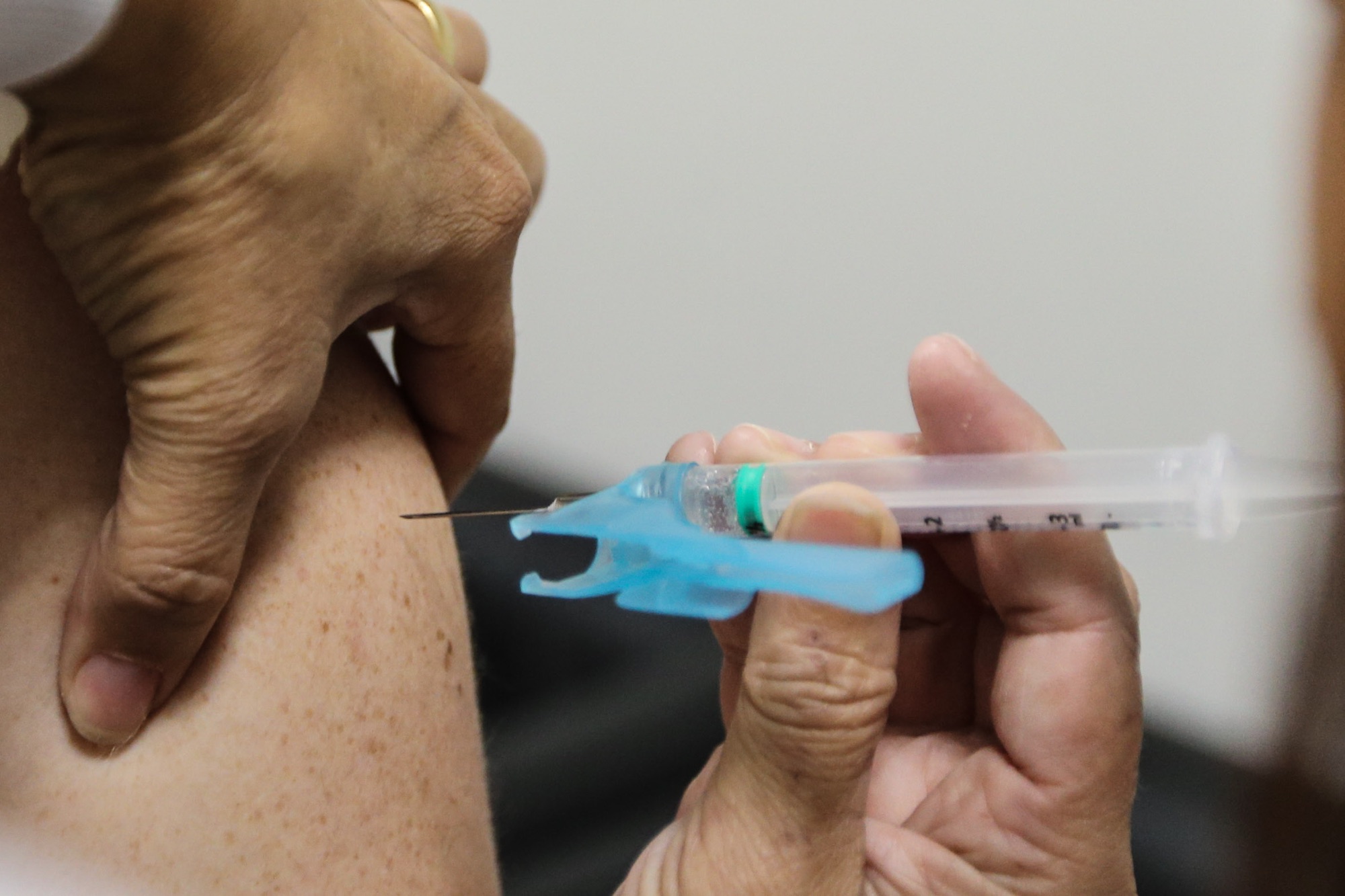 Paraná divulga números da gripe e reforça a prevenção. A vacinação contra a gripe terminou em 31 de maio  para o público-alvo da campanha. O saldo de doses está disponível para toda a população a partir de 03/06. A secretaria estadual segue orientação do Ministério da Saúde de atingir 90% de cobertura vacinal.
   Curitiba, 06/06/2019 -  Foto: Gilson Abreu/ANPr