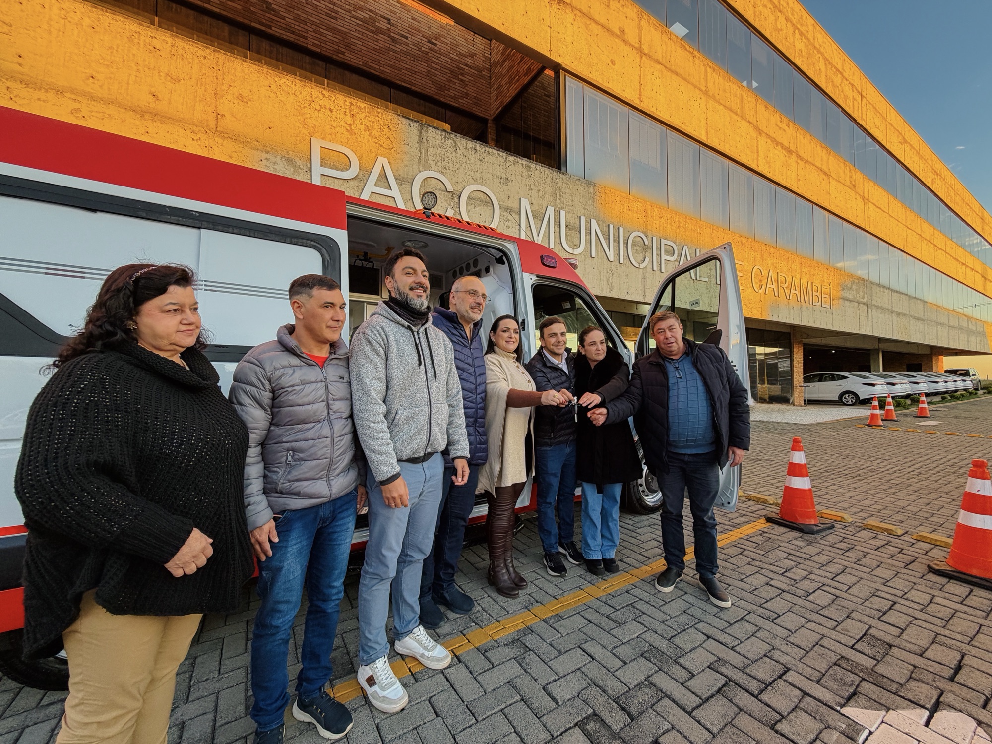 Elisangela e Aliel entregam veículos e autorizam novas obras em Carambeí