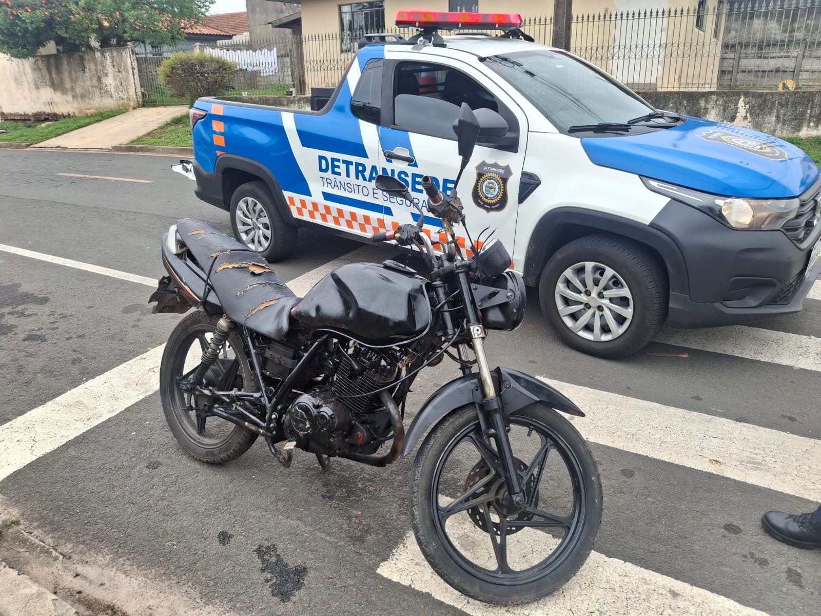 Detransede apreende motocicleta irregular em Carambeí