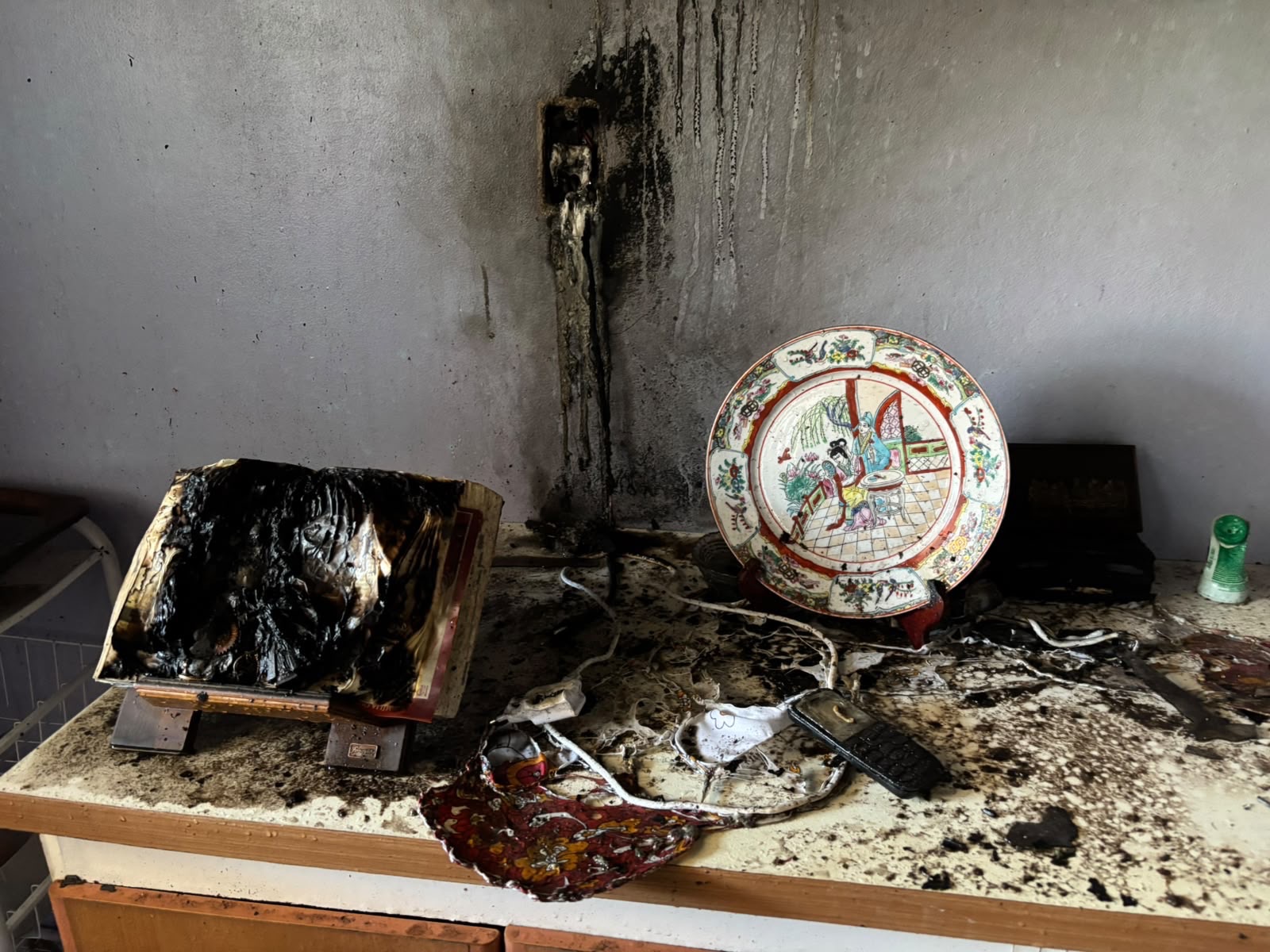 Bíblia parcialmente preservada após incêndio chama atenção em Carambeí