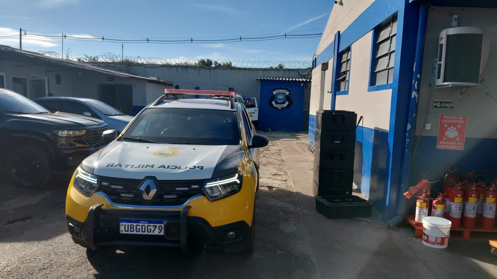 Homem procurado por roubo é preso pela PM escondido entre colchões em Carambeí