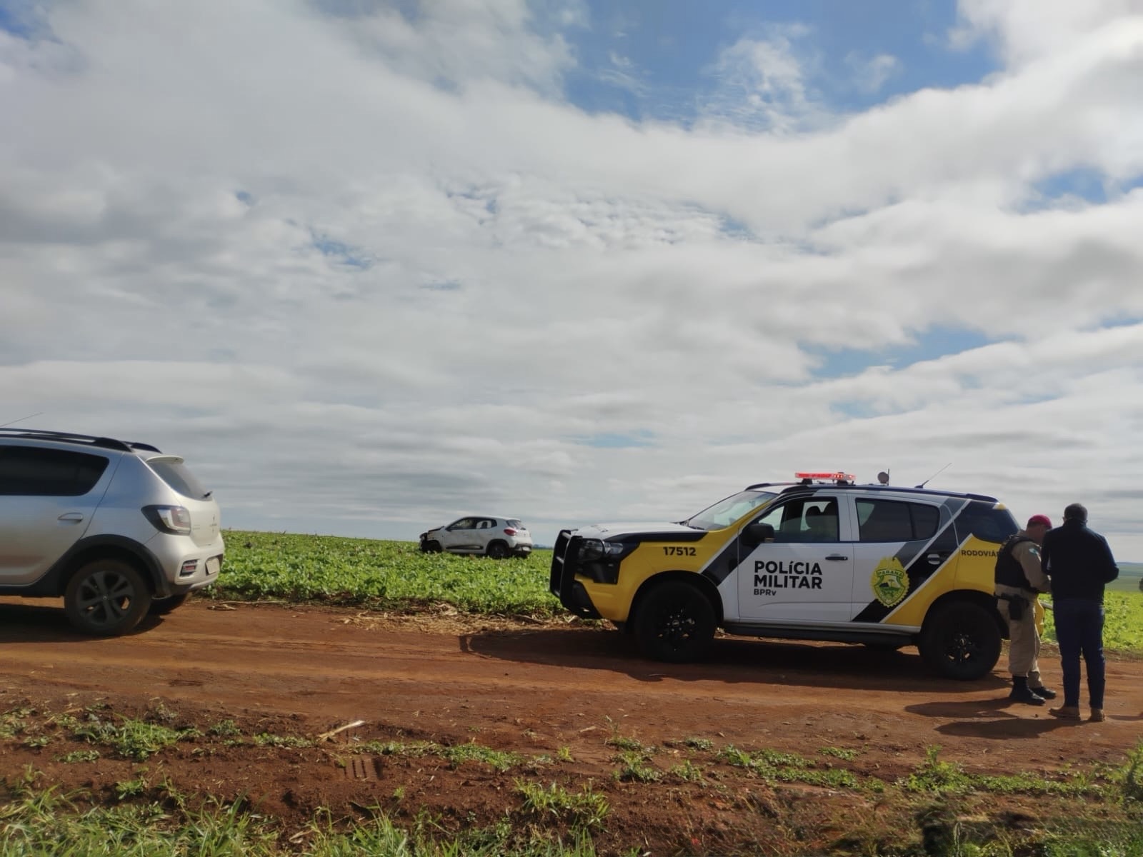 Jovem fica ferido após carro sair da pista e capotar na região