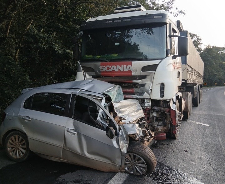 Colisão frontal entre carro e caminhão deixa uma pessoa morta na região