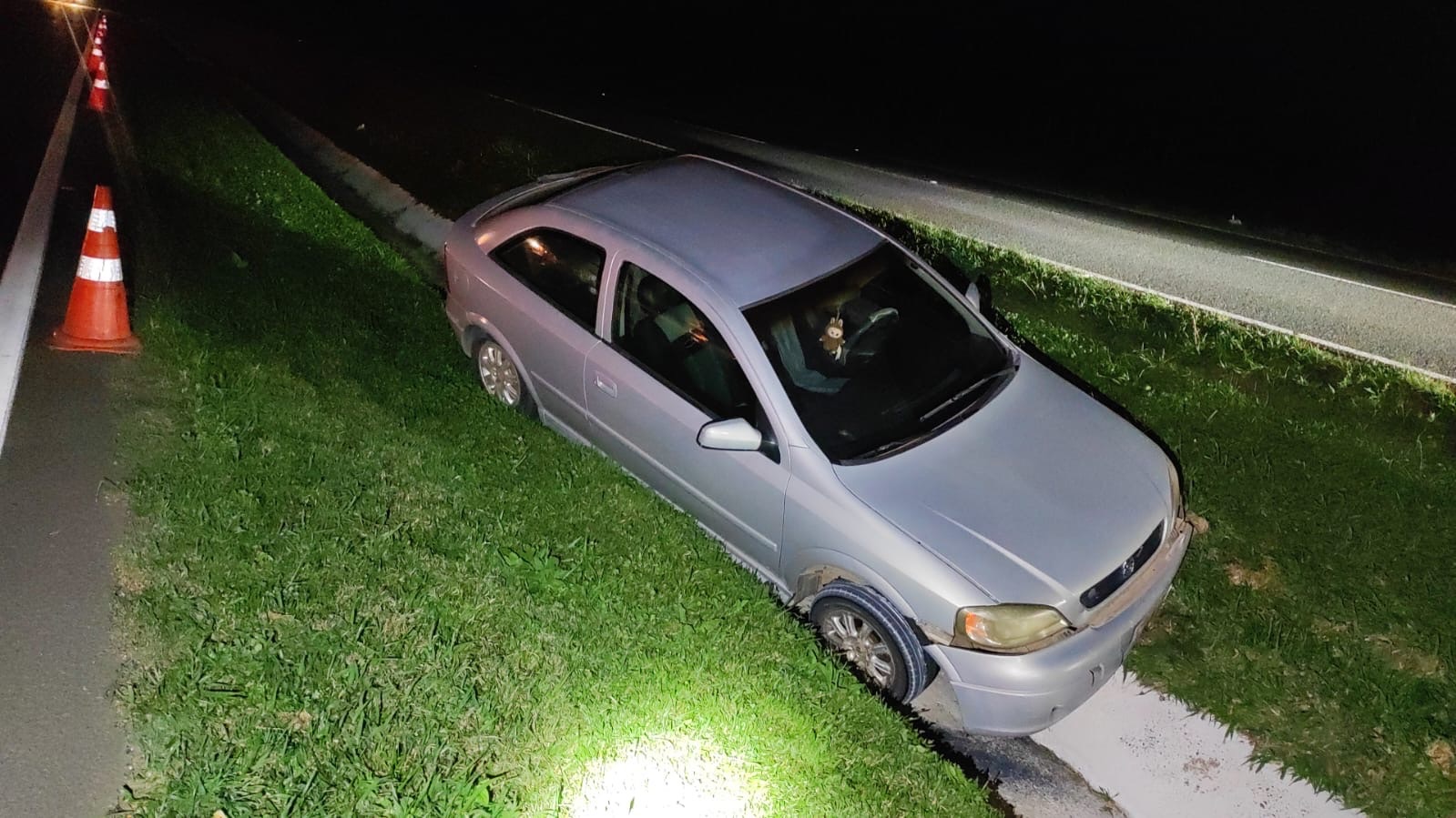 Motorista é preso por embriaguez ao volante após sair da pista na PR-151