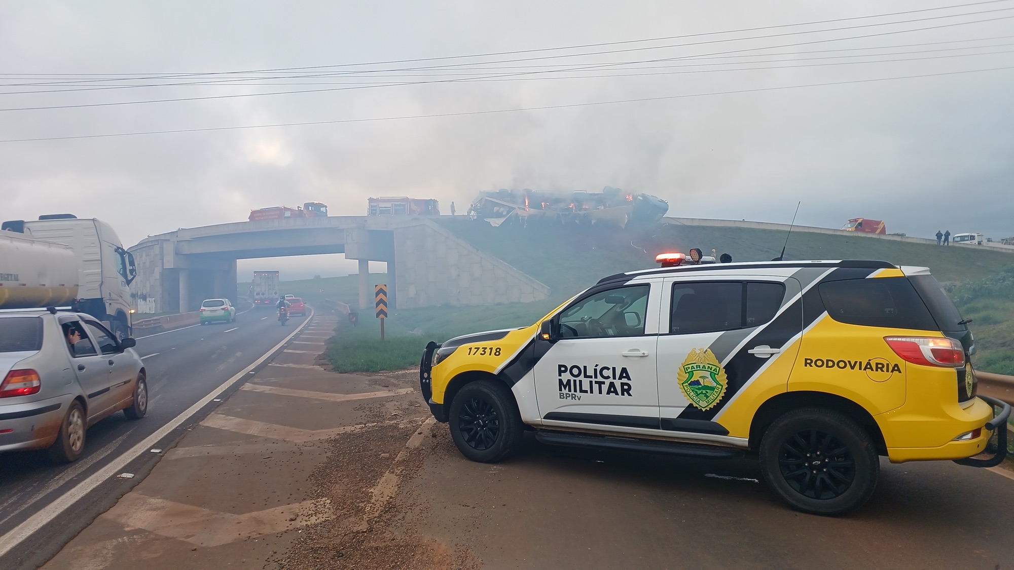 Caminhão tomba e carga de algodão pega fogo na PR-151 entre Carambeí e PG