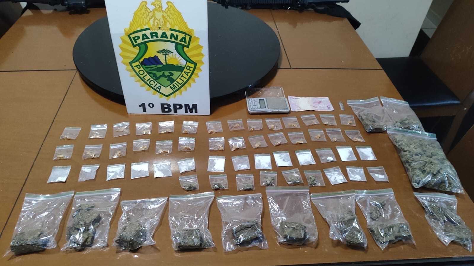 PM apreende drogas e localiza motocicleta com indícios de adulteração em Carambeí