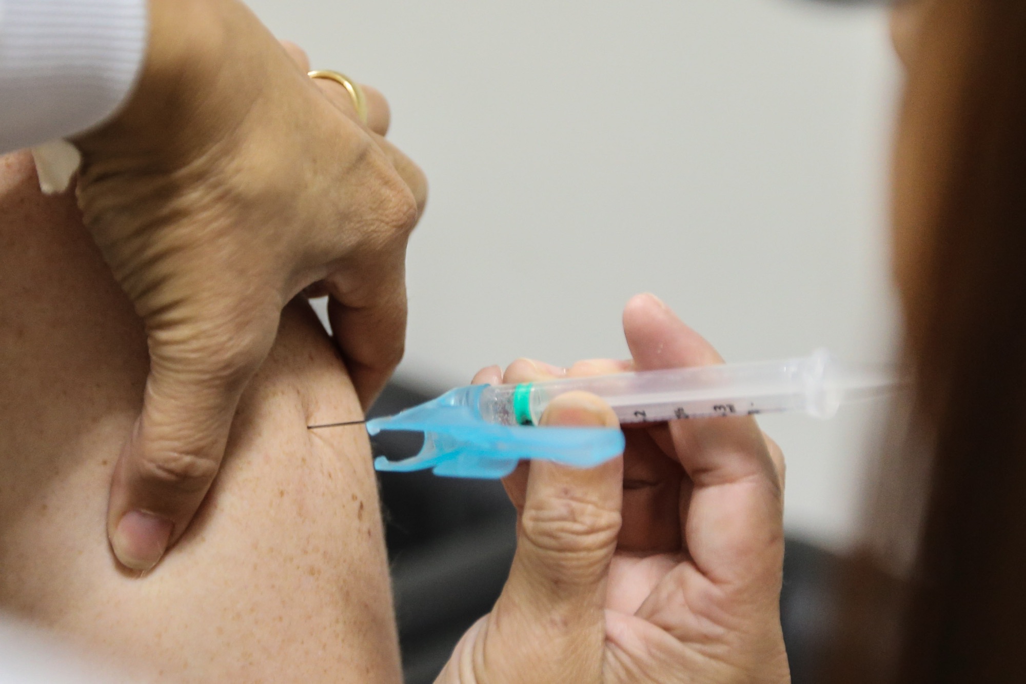 Paraná divulga números da gripe e reforça a prevenção. A vacinação contra a gripe terminou em 31 de maio  para o público-alvo da campanha. O saldo de doses está disponível para toda a população a partir de 03/06. A secretaria estadual segue orientação do Ministério da Saúde de atingir 90% de cobertura vacinal.
   Curitiba, 06/06/2019 -  Foto: Gilson Abreu/ANPr