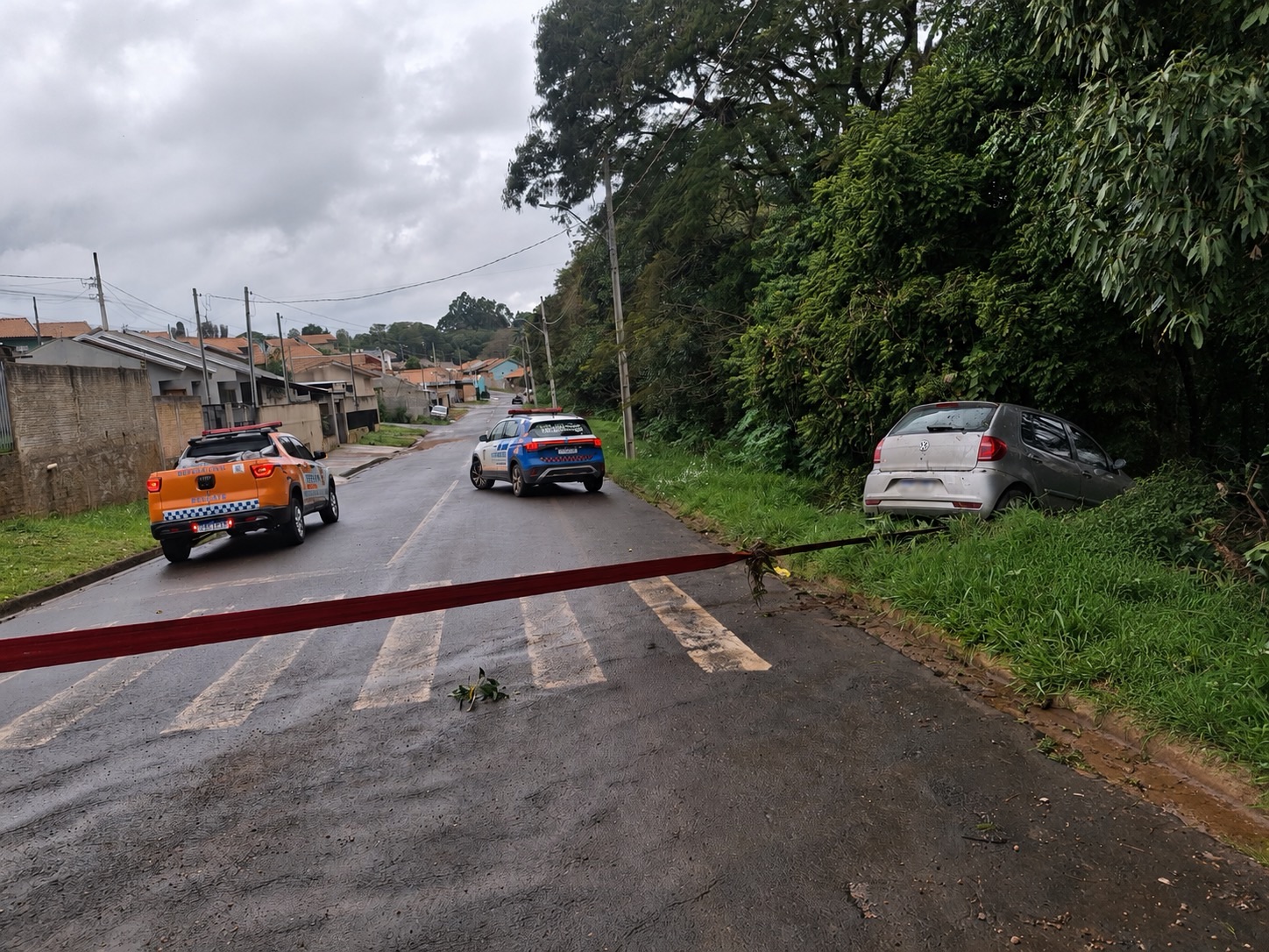 Veículo desce sozinho e vai parar em barranco no bairro AFCB em Carambeí