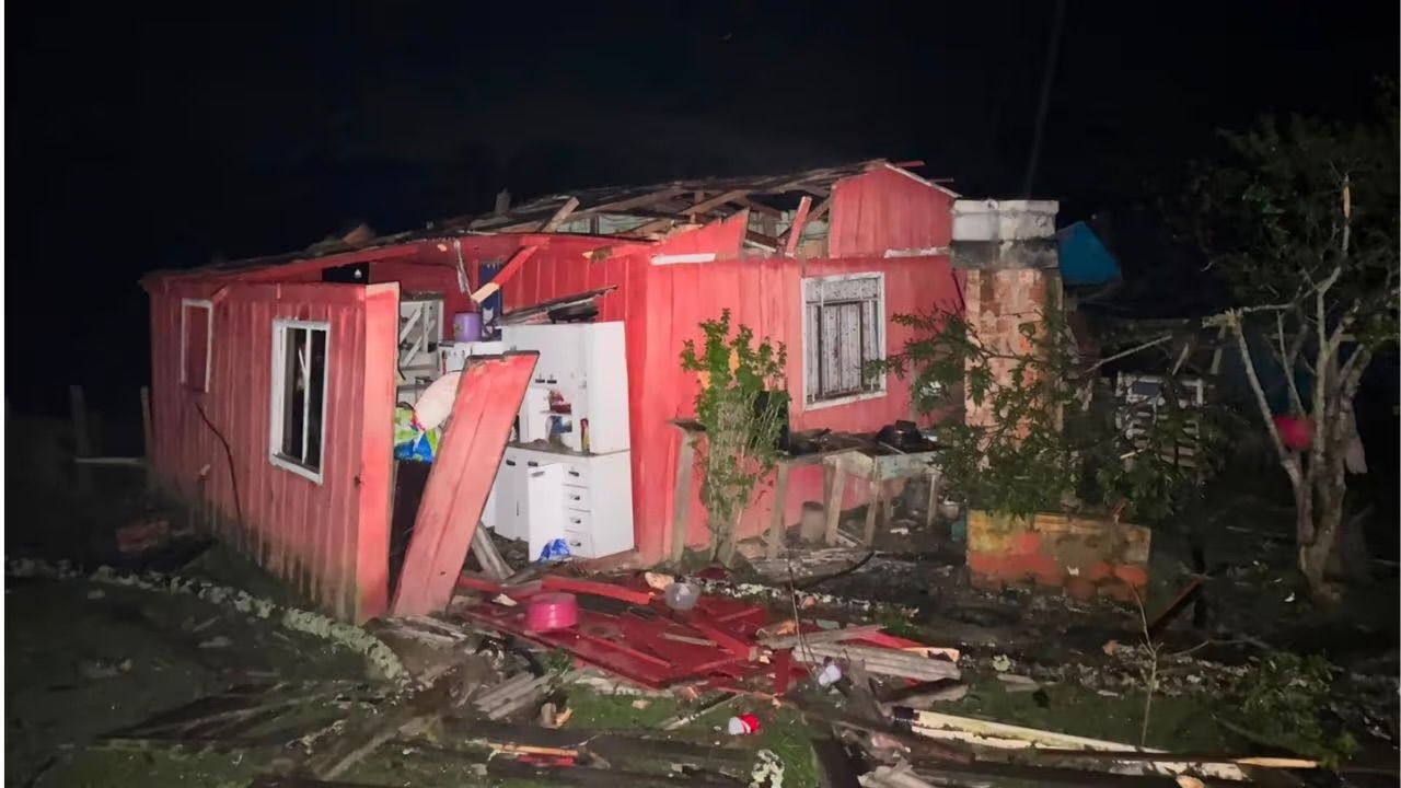 Defesa Civil e Simepar avaliam estragos de tornado em Piraí do Sul